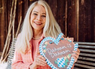 Julia Kent feiert TV-Comeback bei “Dahoam is Dahoam” Julia Kent am Set von "Dahoam is Dahoam". / Source: BR/Nadya Jakobs