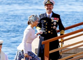 Königspaar Frederik und Mary: So feiern sie ihren Hochzeitstag in Oslo Frederik und Mary von Dänemark strahlen bei ihrer Ankunft in Norwegen. / Source: © ddp images/PPE/Nieboer