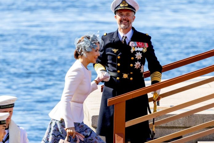 Frederik und Mary von Dänemark strahlen bei ihrer Ankunft in Norwegen. / Source: © ddp images/PPE/Nieboer