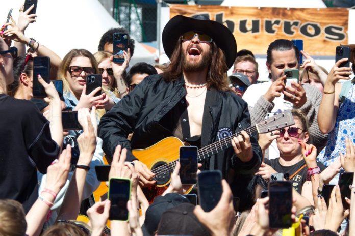 Jared Leto am Montagnachmittag in Berlin auf dem Alexanderplatz. / Source: action press