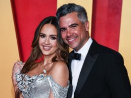 Total verliebt zeigten sich Jessica Alba und Cash Warren bei der Vanity-Fair-Oscar-Party am 10. März 2024. / Source: Anthony Behar/ddp/Sipa USA