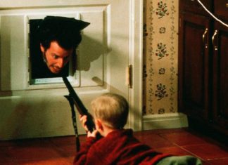 So wenig hat Daniel Stern für “Kevin – Allein zu Haus” bekommen Daniel Stern (l.) und Macaulay Culkin im Klassiker "Kevin - Allein zu Haus". / Source: imago images/Cinema Publishers Collection