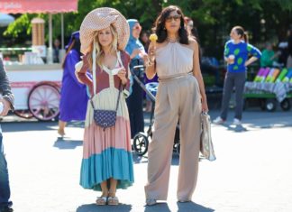Vor diesem “And Just Like That…”-Look ziehen wir den Hut! Sarah Jessica Parker (li.) am Set von "And Just Like That..." mit ihrer Kollegin Sarita Choudhury beim Eis essen. / Source: IMAGO/Cover-Images
