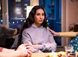 Das passiert heute in den Soaps "Alles was zählt": Mirays (Sila Sahin) Freunde sehen sich ihren Einzug ins Finale der Thailand-Datingshow an - nichtsahnend, dass sie längst zurück in Essen ist. / Source: RTL / Julia Feldhagen