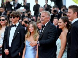 Stolzer Vater: Kevin Costner inmitten seiner Kinder Lily (v.l.), Hayes, Grace Avery, Annie und Cayden Wyatt in Cannes. / Source: Franck Castel/ABACAPRESS/ddp images