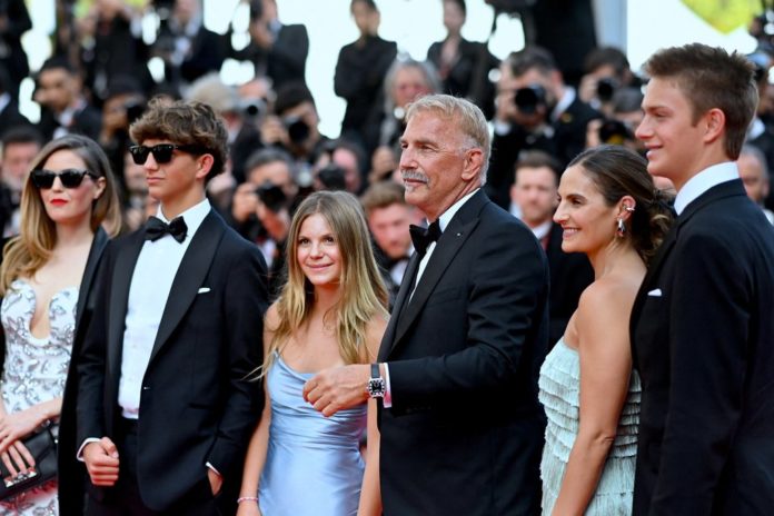 Stolzer Vater: Kevin Costner inmitten seiner Kinder Lily (v.l.), Hayes, Grace Avery, Annie und Cayden Wyatt in Cannes. / Source: Franck Castel/ABACAPRESS/ddp images