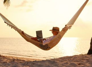 Reisen mit Gemini? Wie KI bei der Planung helfen kann Die nächste Reise können Urlauberinnen und Urlauber auch mit Hilfe von Künstlicher Intelligenz planen. / Source: Evgeny Atamanenko/Shutterstock.com