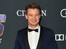 Jeremy Renner geht mit einem Lächeln durchs Leben. / Source: Featureflash Photo Agency/Shutterstock.com