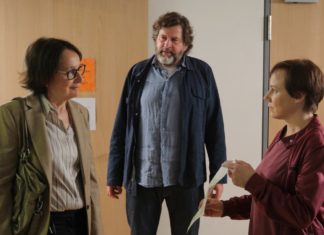 Mörderin entkommt im Schwarzwald-“Tatort”: Gibt es eine Fortsetzung? "Tatort: Letzter Ausflug Schauinsland" am Pfingstmontag: Die Schwarzwald-Ermittler Franziska Tobler (Eva Löbau) und Friedemann Berg (Hans-Jochen Wagner) können die Mörderin, Oberärztin Gisela Tausendleben (Ulrike Arnold), nicht fassen. / Source: SWR/Benoît Linder