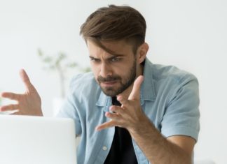 Telekom, O2, 1&1 und Postbank am Dienstag von Störungen betroffen Am Dienstagmorgen haben sich viele über Probleme mit dem Internet geärgert. / Source: fizkes/Shutterstock.com