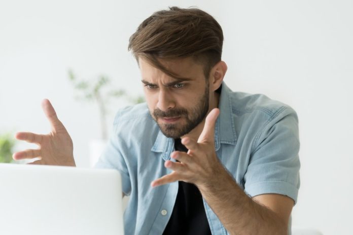 Am Dienstagmorgen haben sich viele über Probleme mit dem Internet geärgert. / Source: fizkes/Shutterstock.com