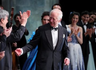 Royal Opera House: König Charles ist zurück auf der großen Bühne König Charles trifft Mitglieder des Casts bei einer Gala-Performance im Royal Opera House in London. / Source: ISABEL INFANTES/POOL/AFP via Getty Images
