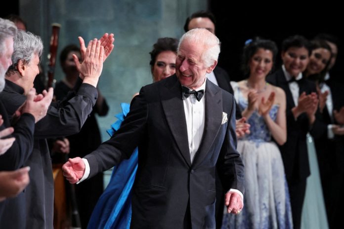 König Charles trifft Mitglieder des Casts bei einer Gala-Performance im Royal Opera House in London. / Source: ISABEL INFANTES/POOL/AFP via Getty Images