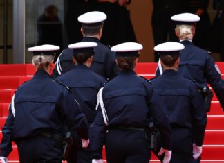 Schreck in Cannes: “Aber es war keine Bombe” Während der Internationalen Filmfestspiele von Cannes - hier Polizisten vor der Eröffnungszeremonie - gibt es erhöhte Sicherheitsvorkehrungen. / Source: imago images/ZUMA Press Wire