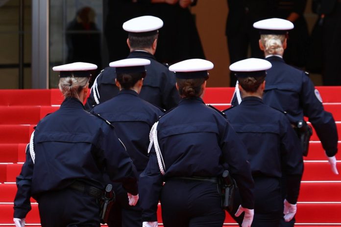 Während der Internationalen Filmfestspiele von Cannes - hier Polizisten vor der Eröffnungszeremonie - gibt es erhöhte Sicherheitsvorkehrungen. / Source: imago images/ZUMA Press Wire