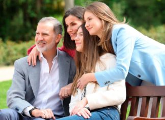 Neue Familienfotos: Letizia und Felipe posieren mit ihren Töchtern König Felipe mit Ehefrau Letizia und seinen Töchtern Sofía und Leonor (v.l.). / Source: imago/ABACAPRESS