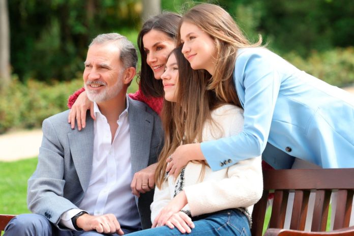 König Felipe mit Ehefrau Letizia und seinen Töchtern Sofía und Leonor (v.l.). / Source: imago/ABACAPRESS