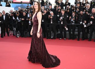 Emma Stone strahlt bei “Kinds of Kindness”-Premiere in Cannes Emma Stone bei der Uraufführung von "Kinds of Kindness" im Rahmen der Filmfestspiele von Cannes. / Source: imago/ABACAPRESS