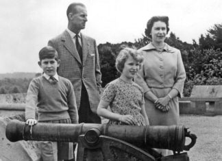 Palast zeigt unbekannte Fotos der königlichen Familie Viele Bilder der Royals wie dieses mit Queen Elizabeth, Prinz Philip und ihren Kindern Charles und Anne wurden veröffentlicht. Im Buckingham Palast gibt es nun auch privatere Momente zu sehen. / Source: imago/Bridgeman Images