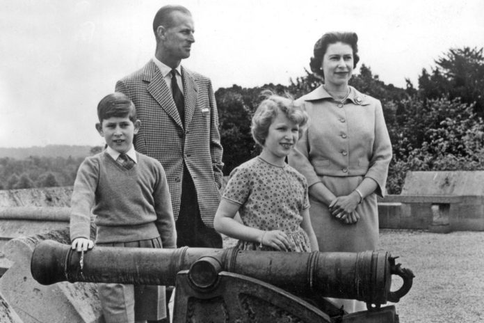 Viele Bilder der Royals wie dieses mit Queen Elizabeth, Prinz Philip und ihren Kindern Charles und Anne wurden veröffentlicht. Im Buckingham Palast gibt es nun auch privatere Momente zu sehen. / Source: imago/Bridgeman Images
