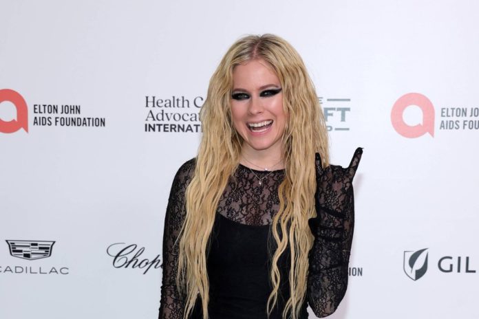 Um Avril Lavigne rankt sich eine wilde Theorie. / Source: IMAGO/Cover-Images