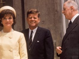 Jacqueline Kennedy Onassis mit ihrem Mann John F. Kennedy bei einem Staatsbesuch in Frankreich. / Source: imago/Pond5 Images