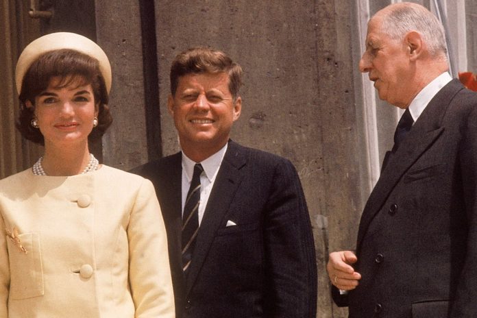 Jacqueline Kennedy Onassis mit ihrem Mann John F. Kennedy bei einem Staatsbesuch in Frankreich. / Source: imago/Pond5 Images