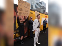 Hollywood-Shootingstar Glen Powell (vorne) mit seinen Eltern bei der "Hit Man"-Premiere. / Source: Rick Kern/Getty Images for Netflix