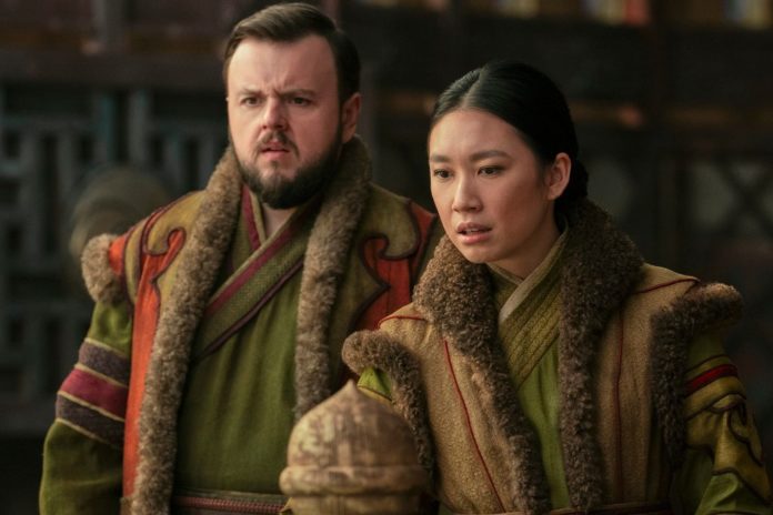 John Bradley als Jack Rooney und Jess Hong als Jin Cheng in 