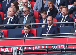 Prinz George mit Papa William beim FA-Cup-Finale im Wembleystadion Prinz George wirkte beim FA-Cup-Finale neben seinem Vater etwas gelangweilt. / Source: Robbie Jay Barratt - AMA/Getty Images