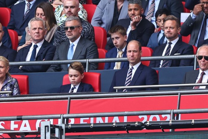 Prinz George wirkte beim FA-Cup-Finale neben seinem Vater etwas gelangweilt. / Source: Robbie Jay Barratt - AMA/Getty Images