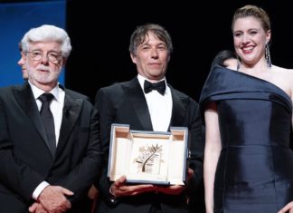 Abschluss der Filmfestspiele: Das sind die Gewinner in Cannes Posierten für ein Erinnerungsbild während des Abschlussabends: George Lucas (l.), Sean Baker und Jury-Vorsitzende Greta Gerwig. / Source: IMAGO/ABACAPRESS/David Nivierex