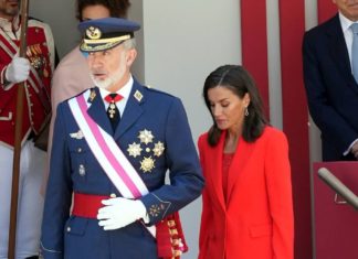 Armed Forces Day: Königin Letizia von Spanien im knallroten Anzug König Felipe und Königin Letizia beim National Armed Forces Day. / Source: IMAGO/CordonPress