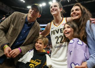 Überraschung! Ashton Kutcher und Mila Kunis zeigen sich mit ihren Kids Ashton Kutcher, Mila Kunis und ihre beiden Kinder Wyatt und Dimitri trafen die US-Basketballspielerin Caitlin Clark. / Source: getty/Harry How / Getty Images
