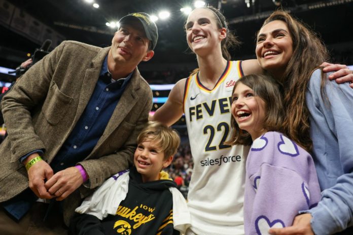 Ashton Kutcher, Mila Kunis und ihre beiden Kinder Wyatt und Dimitri trafen die US-Basketballspielerin Caitlin Clark. / Source: getty/Harry How / Getty Images