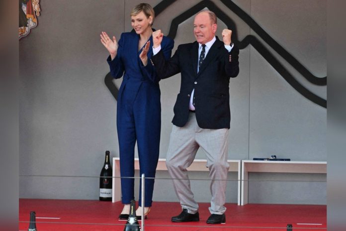 Das monegassische Fürstenpaar fieberte beim Formel-1-Rennen in Monte-Carlo kräftig mit. Charlène zog auch wegen ihres blauen Jumpsuits die Blicke auf sich. / Source: imago/ABACAPRESS