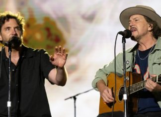 BottleRock-Festival: Bradley Cooper mit gefühlvollem Auftritt Bradley Cooper (l.) und Eddie Vedder sangen beim BottleRock-Festival ein Duett. / Source: Jim Bennett/Getty Images