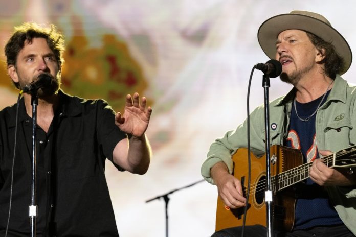 Bradley Cooper (l.) und Eddie Vedder sangen beim BottleRock-Festival ein Duett. / Source: Jim Bennett/Getty Images