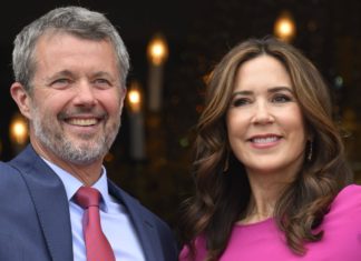 Royale Geburtstagsüberraschung: König Frederik ehrt Königin Mary König Frederik und seine Ehefrau, Königin Mary, an seinem 56. Geburtstag auf dem Palast-Balkon in Kopenhagen. / Source: imago/Cover-Images