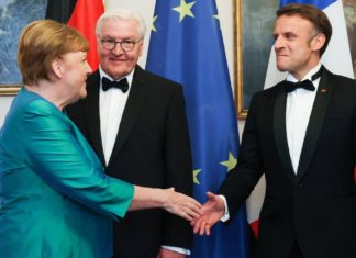 Große Wiedersehensfreude: Angela Merkel trifft die Macrons Nachdem sie Bundespräsident Frank-Walter Steinmeier begrüßt hatte, schüttelte Angela Merkel Emmanuel Macron herzlich die Hand. / Source: imago/Bestimage