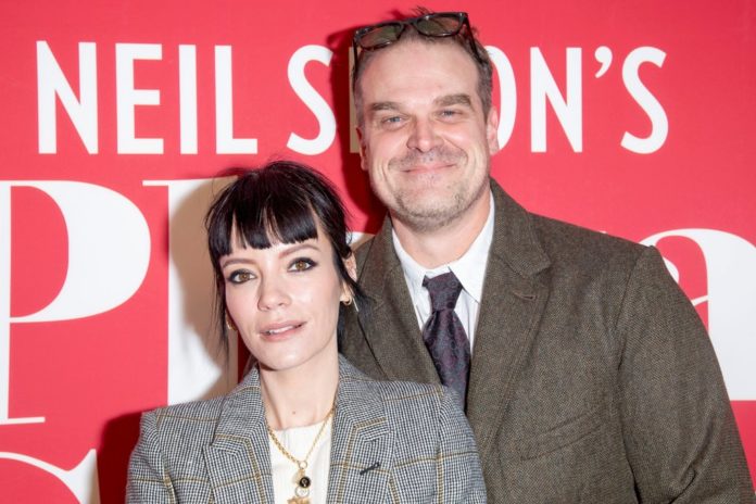 Lily Allen und David Harbour kontrollieren gegenseitig, welche Apps sie auf ihren Handys nutzen. / Source: Ron Adar/Shutterstock