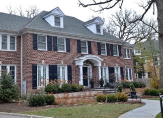 Haus aus “Kevin – Allein zu Haus” steht zum Verkauf Eines der berühmtesten Häuser der Filmgeschichte: Die McAllister-Residenz aus "Kevin - Allein zu Haus". / Source: ddp