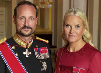 Haakon und Mette-Marit: Königliches Porträt des Kronprinzenpaares Kronprinz Haakon von Norwegen und Kronprinzessin Mette-Marit auf dem neuen Porträt des Königshauses. / Source: Dusan Reljin/Det kongelige hoff