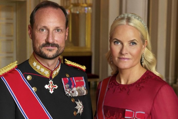 Kronprinz Haakon von Norwegen und Kronprinzessin Mette-Marit auf dem neuen Porträt des Königshauses. / Source: Dusan Reljin/Det kongelige hoff