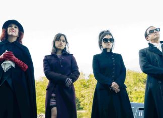 “Beetlejuice Beetlejuice”: Neuer Trailer zur Kultfilm-Fortsetzung Catherine O´Hara, Jenna Ortega, Winona Ryder und Justin Theroux (v.l.n.r.) spielen in "Beetlejuice Beetlejuice" mit. / Source: Warner Bros. Entertainment/Parisa Taghizadeh