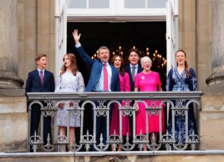 König Frederik und Familie zeigen sich auf Palastbalkon König Frederik feiert mit Ehefrau Mary, den gemeinsamen Kindern und seiner Mutter Margrethe auf dem Palastbalkon. / Source: IDA MARIE ODGAARD/Ritzau Scanpix/AFP via Getty Images