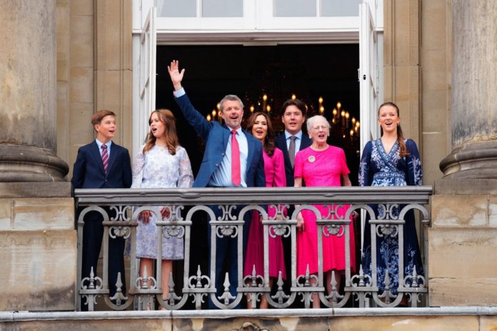 König Frederik feiert mit Ehefrau Mary, den gemeinsamen Kindern und seiner Mutter Margrethe auf dem Palastbalkon. / Source: IDA MARIE ODGAARD/Ritzau Scanpix/AFP via Getty Images