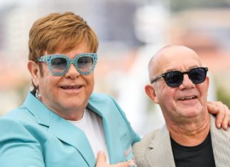 Elton John: “Geheimes Album” steht kurz vor Veröffentlichung Seit Ende der Sechziger eng befreundet: Sir Elton John und sein Songschreiber Bernie Taupin. / Source: taniavolobueva/Shutterstock