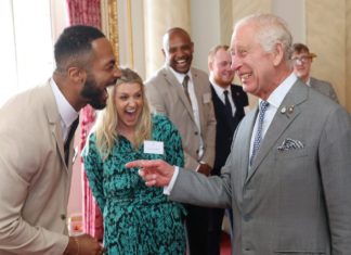 Im Buckingham Palast: Charles zeigt sich gut gelaunt bei neuem Termin DJ Tyler West scherzt mit König Charles III. / Source: Imago/i Images