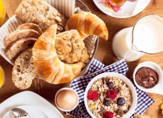 Süß oder herzhaft: Welches Frühstück liefert mehr Energie für den Tag? Ein reich gedeckter Frühstückstisch bietet zwar viel Auswahl, doch nicht immer sind die Lebensmittel auch energiereich. / Source: Stockcreations/Shutterstock